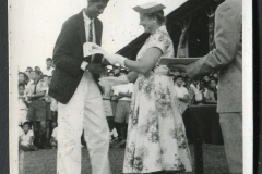 1952-Ganesan-receiving-award